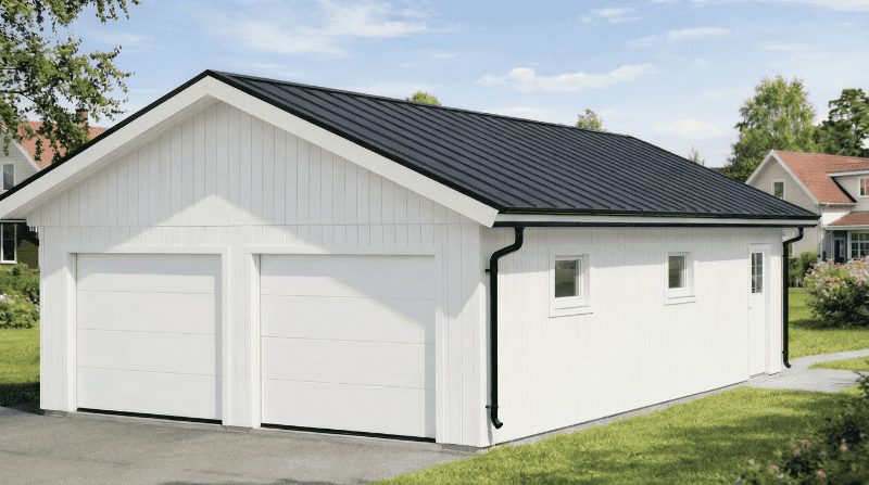 Dubbelgarage i panel, vita väggar och mörkt tak, två stora garageportar.