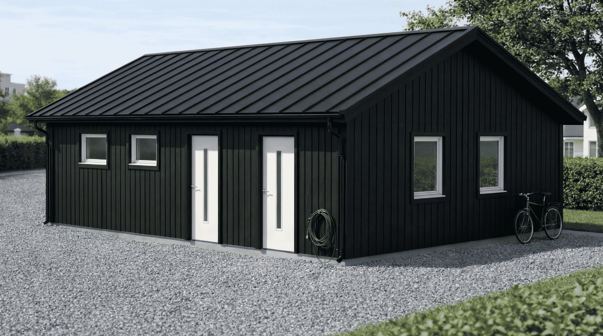 Dubbelgarage med mörk fasad och sadeltak, två garageportar, fönster och entrédörr.