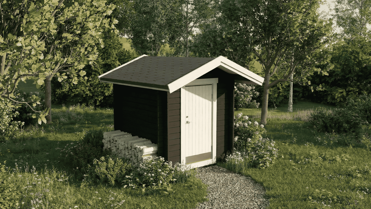 Förrådsbod i trä med sadeltak, vit sidpanel och mörk dörr